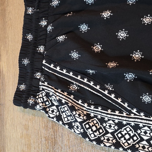 Old Navy - Elastic Waist Black and White Shorts. Size M - Picture 2 of 5